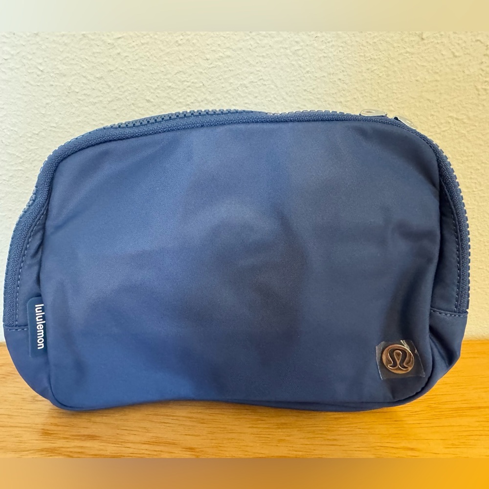 NWT Pitch Blue Lululemon 2L belt beg